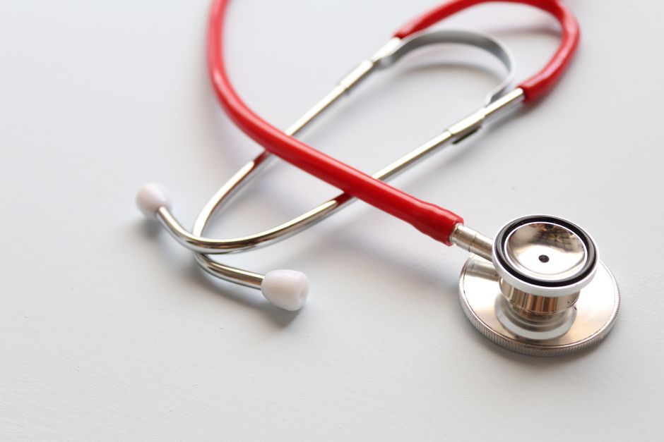 Recepție de clinică medicală, spațiu ordonat și modern — exemplu generic al primei impresii pe care site-ul trebuie să o reproducă digital