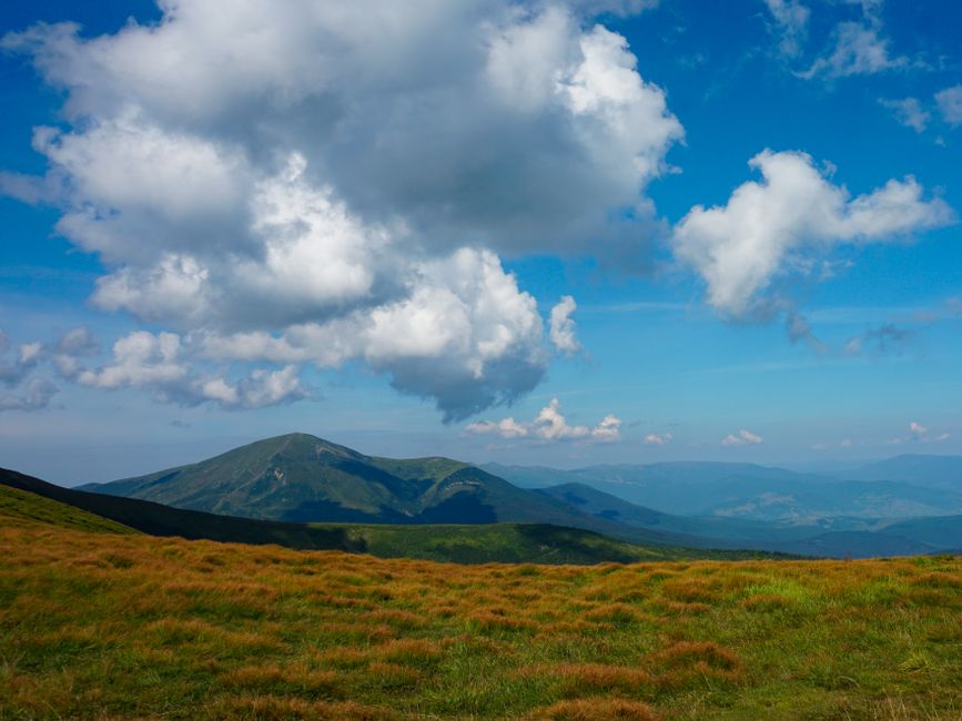 Detaliu de decor cald într-o cazare turistică, cu accent pe atmosferă
