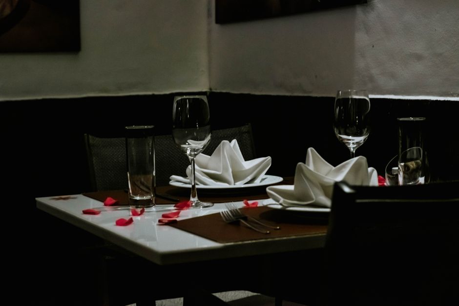 Masă pregătită și aranjată într-un restaurant, pregătită pentru fotografie de prezentare