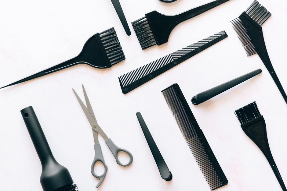 Recepție de salon cu produse cosmetice expuse ordonat pe rafturi